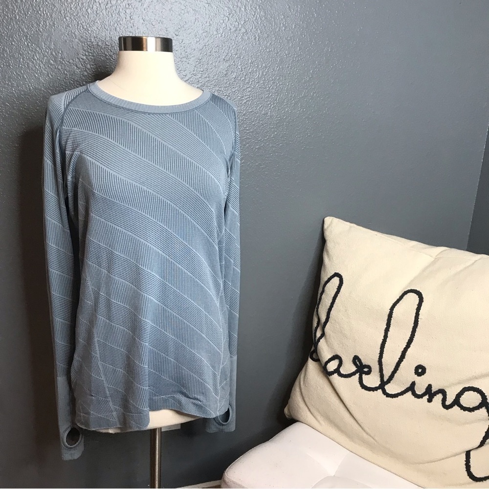Lululemon gray long sleeve workout top size medium